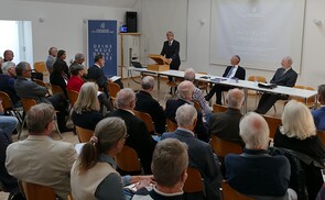 Kritische Dogmatik: Symposium und Buch zu Ehren Walter Rabergers