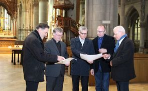  V. l.: Dompfarrer Maximilian Strasser, Bischof Manfred Scheuer, Liturgiewissenschaftler Ewald Volgger, Künstler Heimo Zobernig und Dombaumeister Wolfgang Schaffer studieren in der Vierung des Mariendoms die Pläne für die Innenraumneugestaltung.
