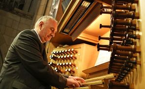 Domorganist Wolfgang Kreuzhuber an der Rudigierorgel